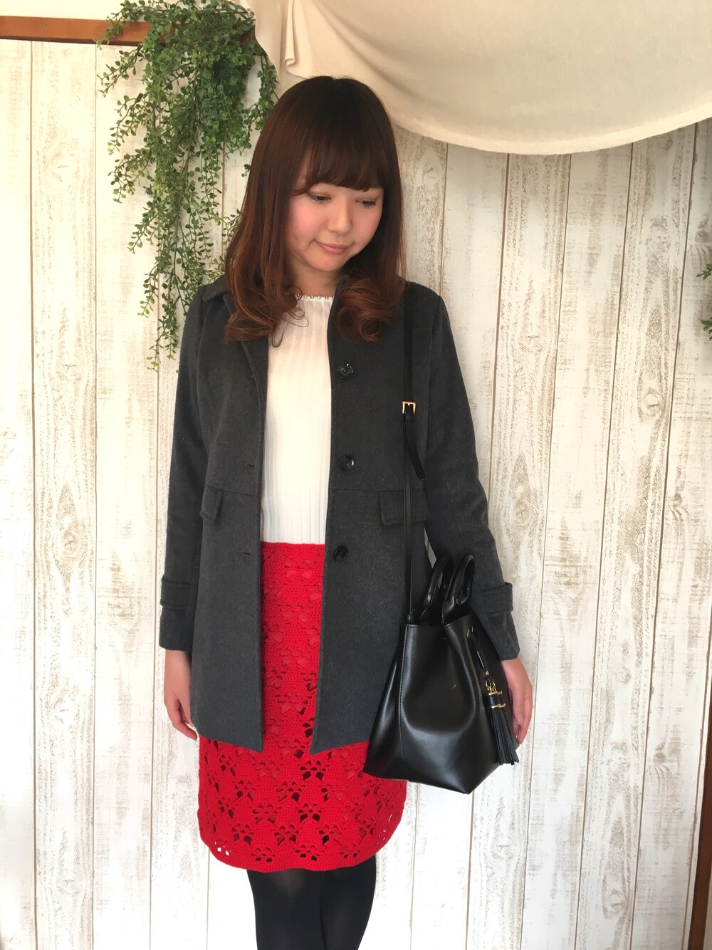 「グレー、かぎ編みニット、タイトスカート」｜「ELLEのアイテム（その他アウター、グレー系）」を使った、Myaさん（レディース・168cm）の冬コーディネートの1枚目の写真