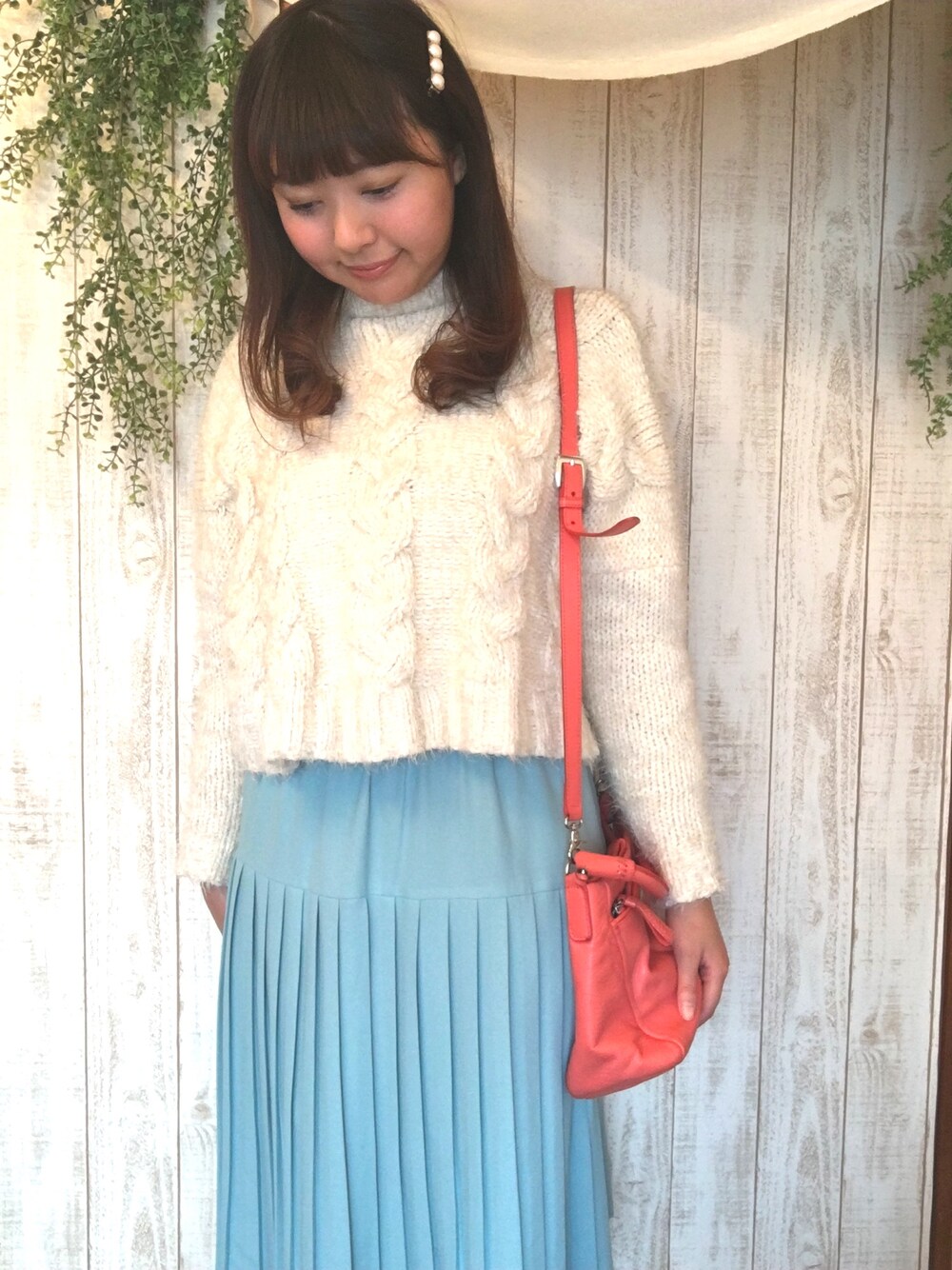 「ニット、タートルネック、白ニット、プリーツスカート、春コーデ、愛はWEARを救うキャンペーン」｜「DHOLICのアイテム（ニット/セーター、ホワイト系）」を使った、Myaさん（レディース・168cm）の春コーディネートの1枚目の写真