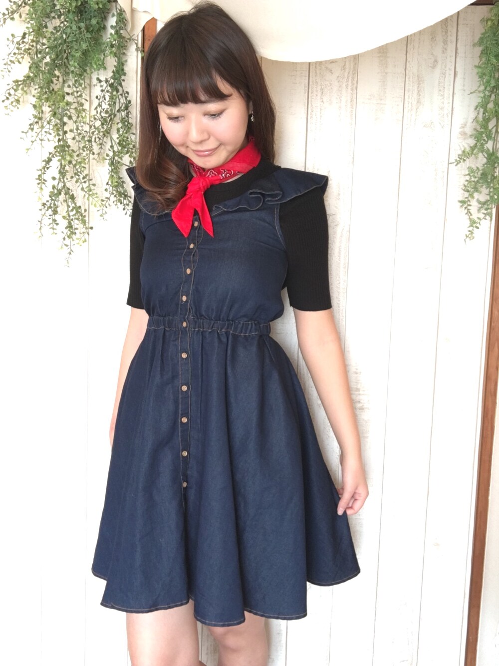 「デニム、バンダナ、スカーフ」｜「GUのアイテム（ニット/セーター、ブラック系）」を使った、Myaさん（レディース・168cm）の春コーディネートの1枚目の写真