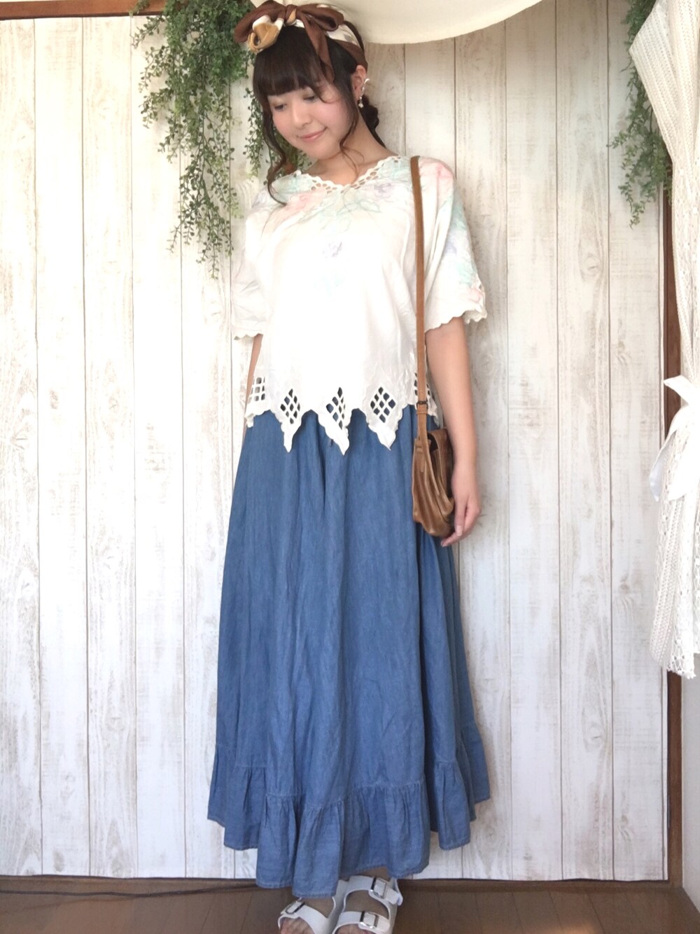 「刺繍、ボヘミアン、レース、デニムスカート、サンダル、愛はWEARを救うキャンペーン」｜「VINTAGEのアイテム（Tシャツ/カットソー、その他）」を使った、Myaさん（レディース・168cm）の春コーディネートの1枚目の写真