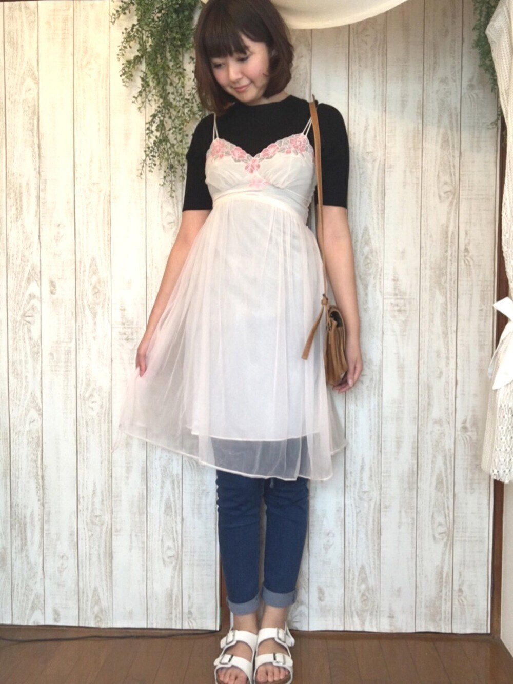 「オトナカジュアル、ランジェリーワンピース、ランジェリー、デニムパンツ、サンダル」｜「GUのアイテム（ニット/セーター、ブラック系）」を使った、Myaさん（レディース・168cm）の春コーディネートの1枚目の写真