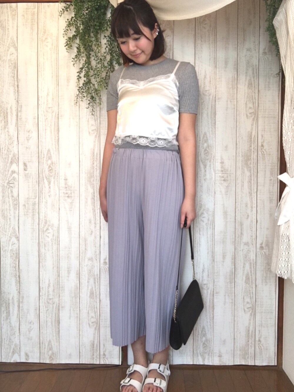 「大人カジュアル、ラフ、キャミソール、プリーツ、ガウチョパンツ」｜「Crispのアイテム（Tシャツ/カットソー、グレー系）」を使った、Myaさん（レディース・168cm）の夏コーディネートの1枚目の写真