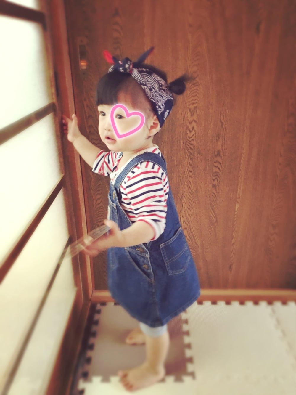 「キッズコーデ、おんなのこ、2歳、バンダナ、オーバーオール、ボーダー、安い」｜「DAISOのアイテム（ヘアアクセサリー、ブラック系）」を使った、aikae♡さん（キッズ・100cm）の春コーディネートの1枚目の写真