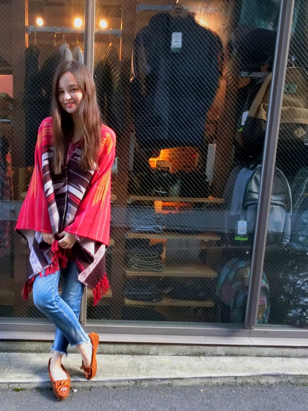 「秋のコーデ、BILLABONG、ポンチョ、カジュアルコーデ、原宿、海行きたい、red」｜「BILLABONGのアイテム（ポンチョ、レッド系）」を使った、内藤 紅さん（レディース・167cm）の秋コーディネートの1枚目の写真