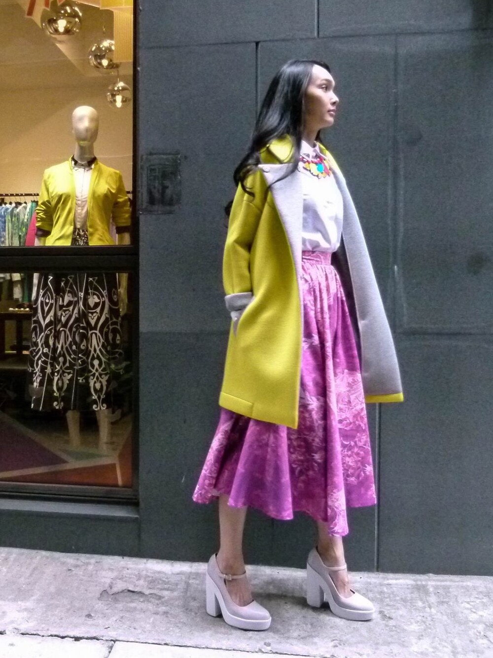 「台北市大同區赤峰街25號」｜「CHENG PAI CHENGのアイテム（その他アウター、イエロー系）」を使った、lorachen2022さん（レディース・170cm）の冬コーディネートの1枚目の写真
