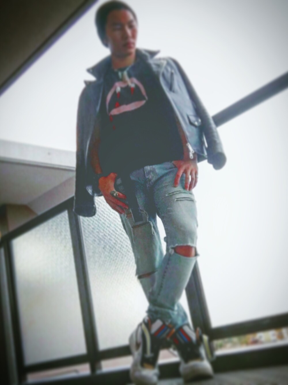 「Saint Laurent、SAINTLAURENTPARIS、united arrows、Y-3、リカルド・ティッシ × ナイキ エアフォース1 コレクション、リカルドティッシ、supreme」｜「SAINT LAURENT PARISのアイテム（デニムパンツ、ブルー系）」を使った、tsukuruさん（メンズ・172cm）の秋コーディネートの1枚目の写真