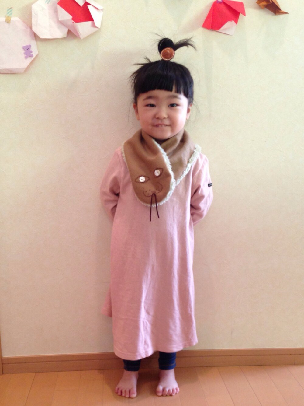 「女の子、3歳、ワンピース、パッツン前髪」｜「Handmadeのアイテム（マフラー、ブラウン系）」を使った、MIYUKINさん（キッズ・90cm）の冬コーディネートの1枚目の写真