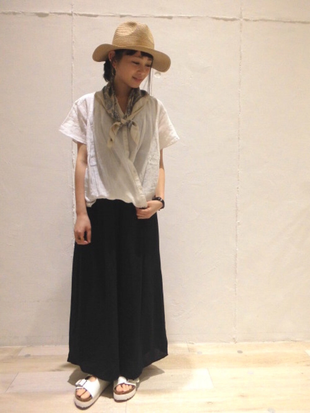 「ハット、大人カジュアル、ワイドパンツ、サンダル、リネンシャツ」｜「LEPSIMのフレンチリネン2WAYブラウス　570370（シャツ/ブラウス、ホワイト系）」を使った、kaoさん（レディース・153cm）の春コーディネートの1枚目の写真