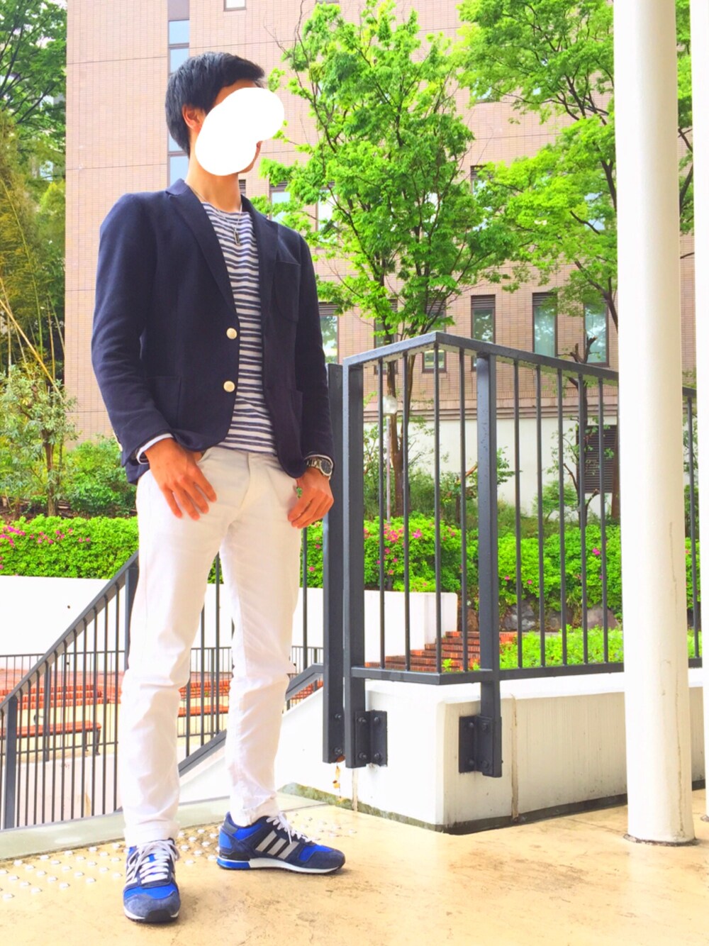 ブルー系のスニーカー、ホワイト系のその他パンツ、ブルー系のTシャツ/カットソーを着用したメンズの春コーディネートの1枚目の写真