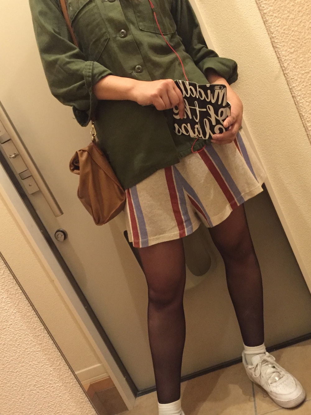 「ミリタリージャケット、ショーパン×スニーカー、春」｜「ZARAのアイテム（その他パンツ、ベージュ系）」を使った、tomoyo.nさん（レディース・174cm）の春コーディネートの1枚目の写真