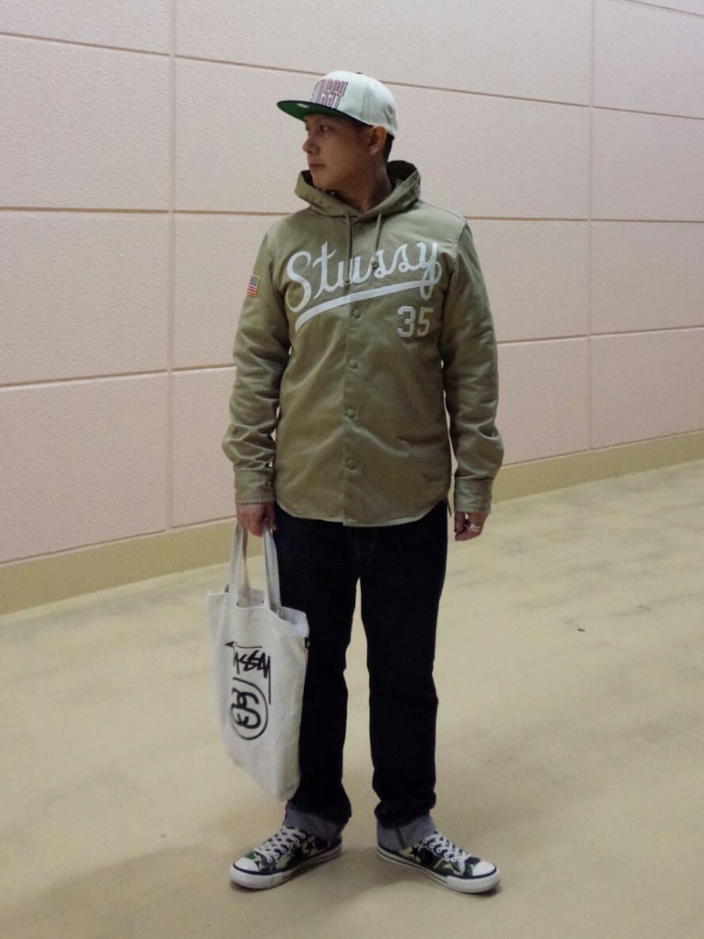 グリーン系のシャツ/ブラウス、その他のスニーカー、ベージュ系のバッグを着用したメンズの秋コーディネートの1枚目の写真