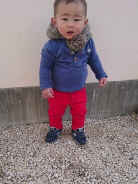 「アイテム（デニムパンツ、レッド系）」を使った、Yuri さん（キッズ・80cm）の冬コーディネート