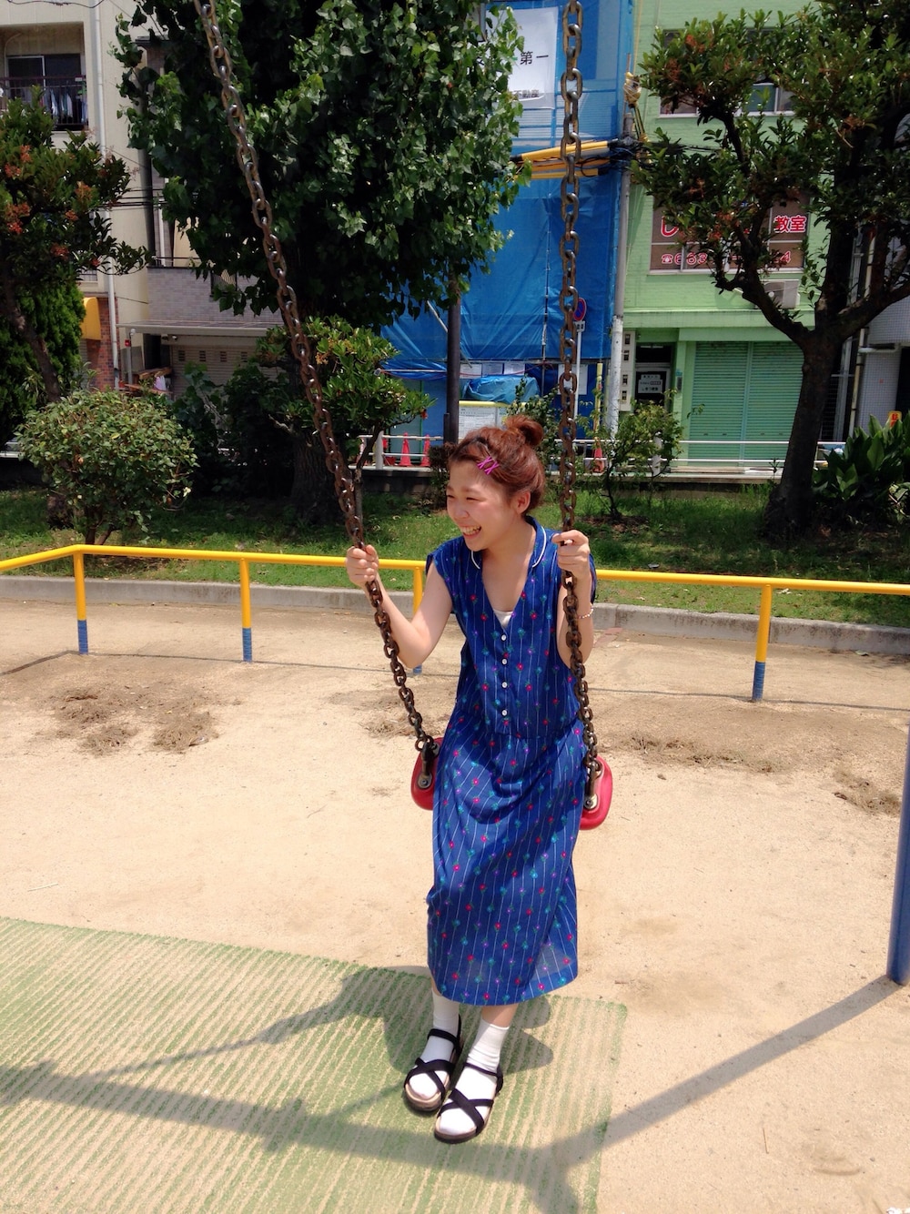 「お団子ヘアー、ワンピース、古着、古着ワンピ、公園、花柄、ネイビー、サンダルに靴下、白くつした」｜「靴下屋の【WOMEN】 コットンブレンド無地ソックス（ソックス/靴下、ホワイト系）」を使った、こうの せいかさん（レディース・152cm）の秋コーディネートの1枚目の写真