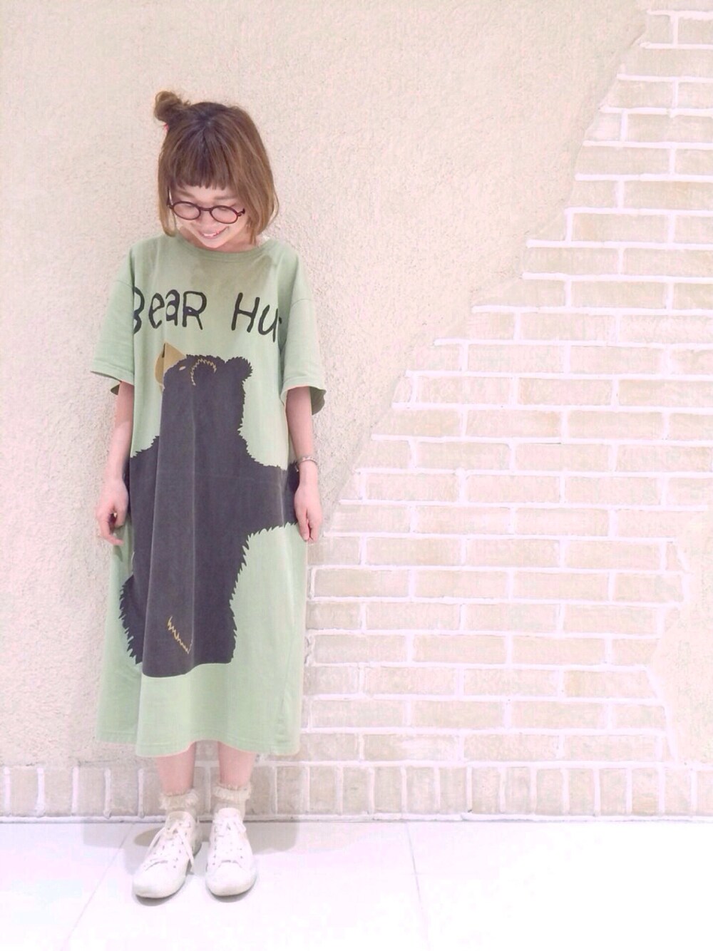 「ビッグサイズ、くまさん、Tシャツ、used、古着、ワンピース、スニーカー、Moonstar、おだんごヘアー、ビックT」｜「靴下屋のフサフサフリンジ風ショートソックス（レッグウェア、ベージュ系）」を使った、こうの せいかさん（レディース・152cm）の夏コーディネートの1枚目の写真