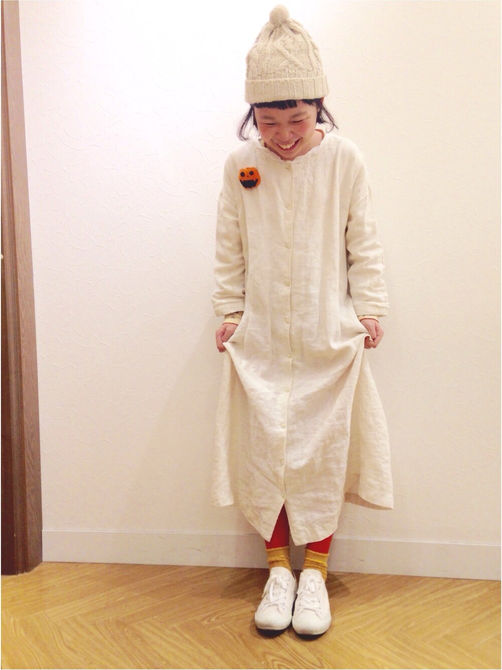 「ハロウィン、かぼちゃ、ワンピース、スニーカー、カラータイツ、からし色、nest robe、Moonstar、ニット帽」｜「靴下屋のアイテム（ソックス/靴下、オレンジ系）」を使った、こうの せいかさん（レディース・153cm）の秋コーディネートの1枚目の写真