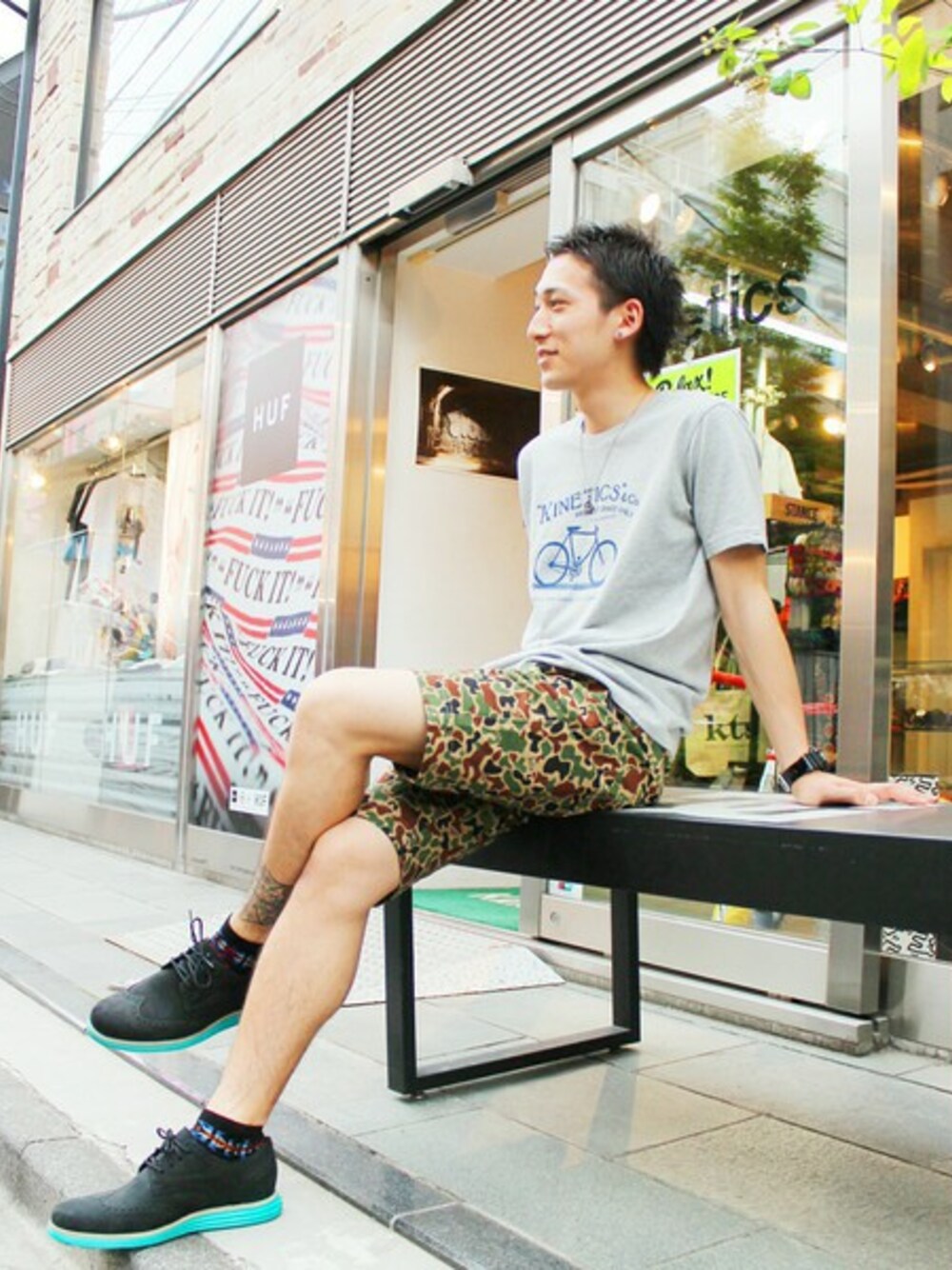 グレー系のTシャツ/カットソー、その他のその他パンツを着用したメンズの夏コーディネートの1枚目の写真