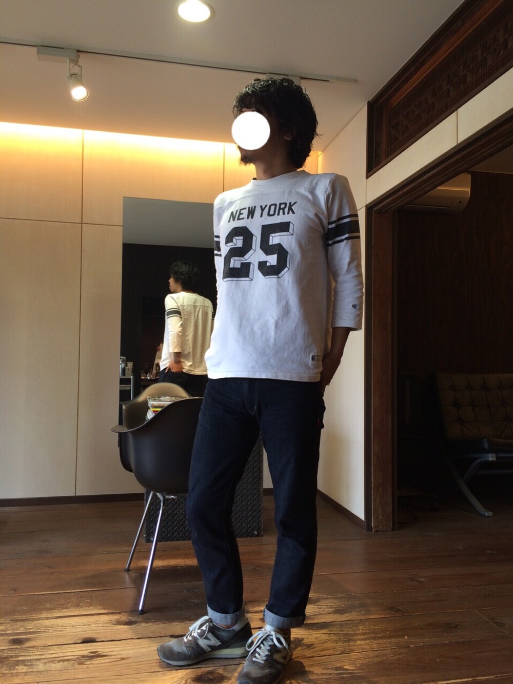 ホワイト系のTシャツ/カットソー、ブルー系のデニムパンツ、グレー系のスニーカーを着用したメンズの夏コーディネートの1枚目の写真