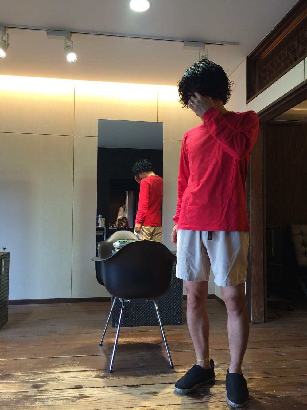レッド系のTシャツ/カットソー、ベージュ系のその他パンツ、ブラック系のスニーカーを着用したメンズの夏コーディネートの1枚目の写真