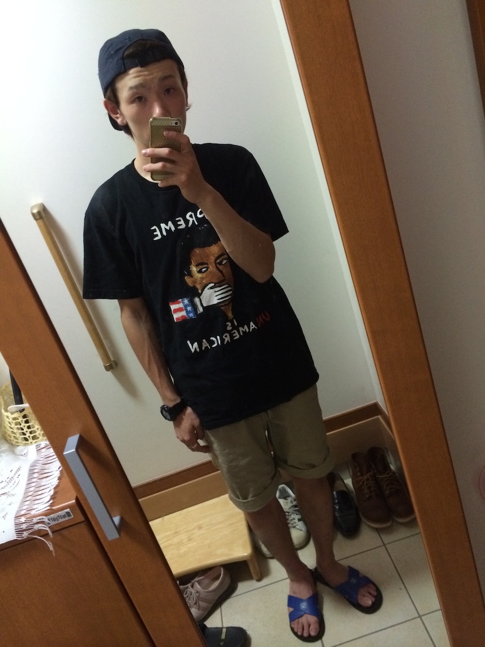 ブラック系のTシャツ/カットソー、ブラック系のサンダル、ブラック系のキャップを着用したメンズの夏コーディネートの1枚目の写真