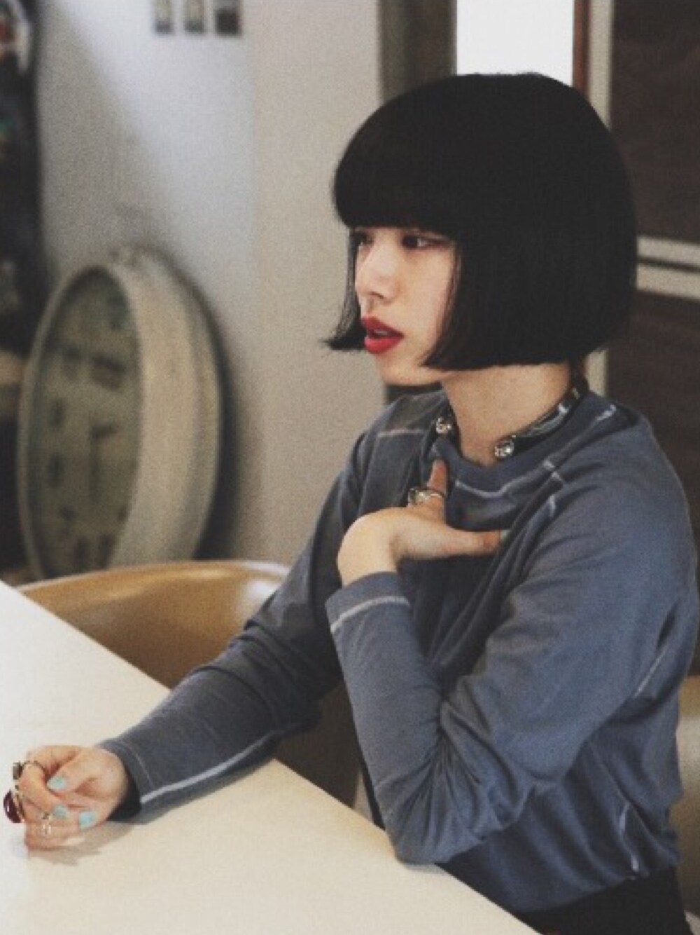 ブルー系のTシャツ/カットソーを着用したレディースの夏コーディネートの1枚目の写真