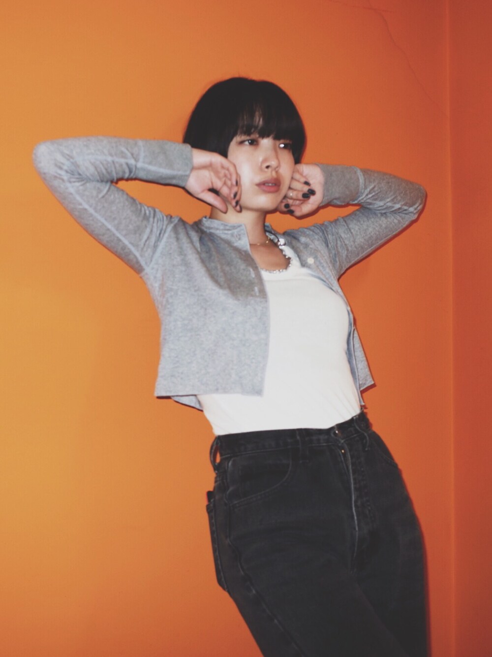 グレー系のカーディガン/ボレロを着用したレディースの夏コーディネートの1枚目の写真