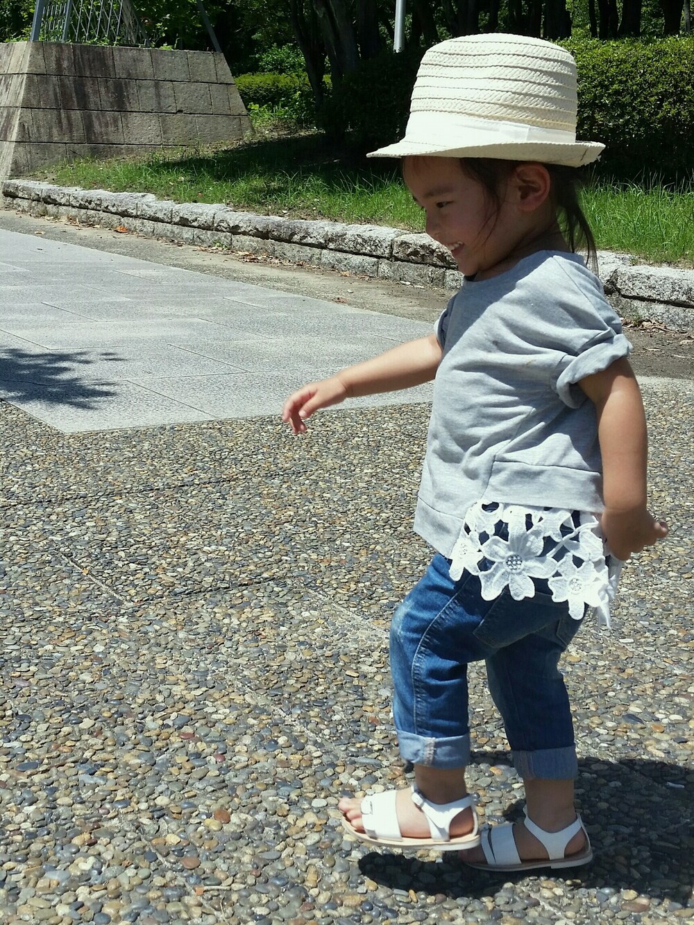 「Tシャツ、デニム、サンダル、ハット」｜「ZARA KIDSのアイテム（シューズ、ホワイト系）」を使った、meimeiさん（キッズ・80cm）の夏コーディネートの1枚目の写真