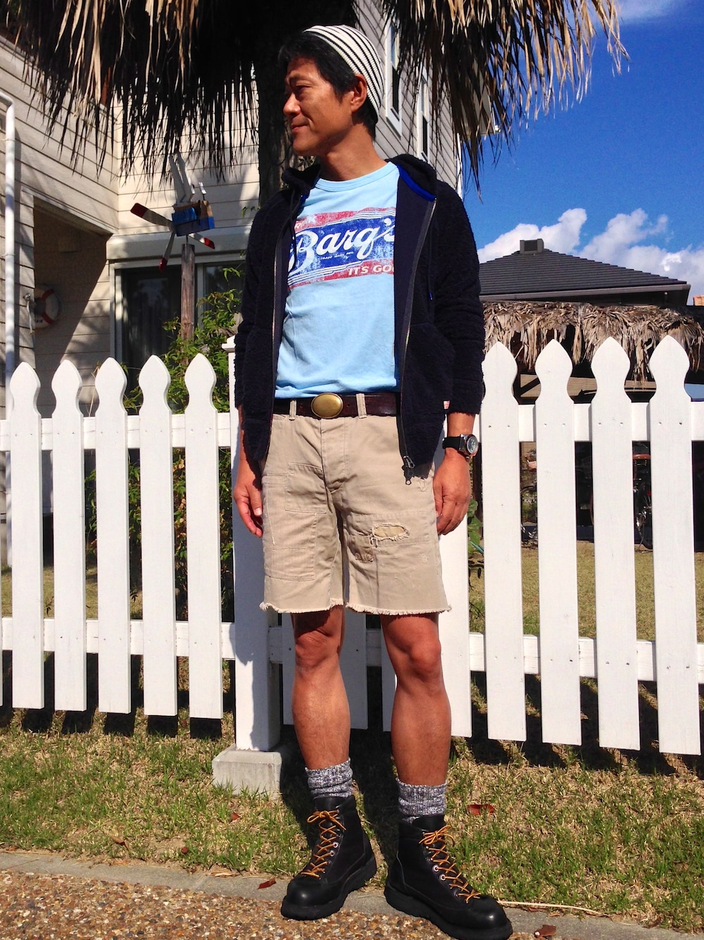 「パーカー、 ブーツ、ビーニー、ラルフローレン、Ralph Lauren、短パン、トレッキング、トレッキングブーツ、TAILGATE、 ダナー」｜「TAILGATE CLOTHINGのTailgateのヴィンテージ加工Tシャツ（Tシャツ/カットソー、ブルー系）」を使った、vmdlighthouseさん（メンズ・178cm）の秋コーディネートの1枚目の写真