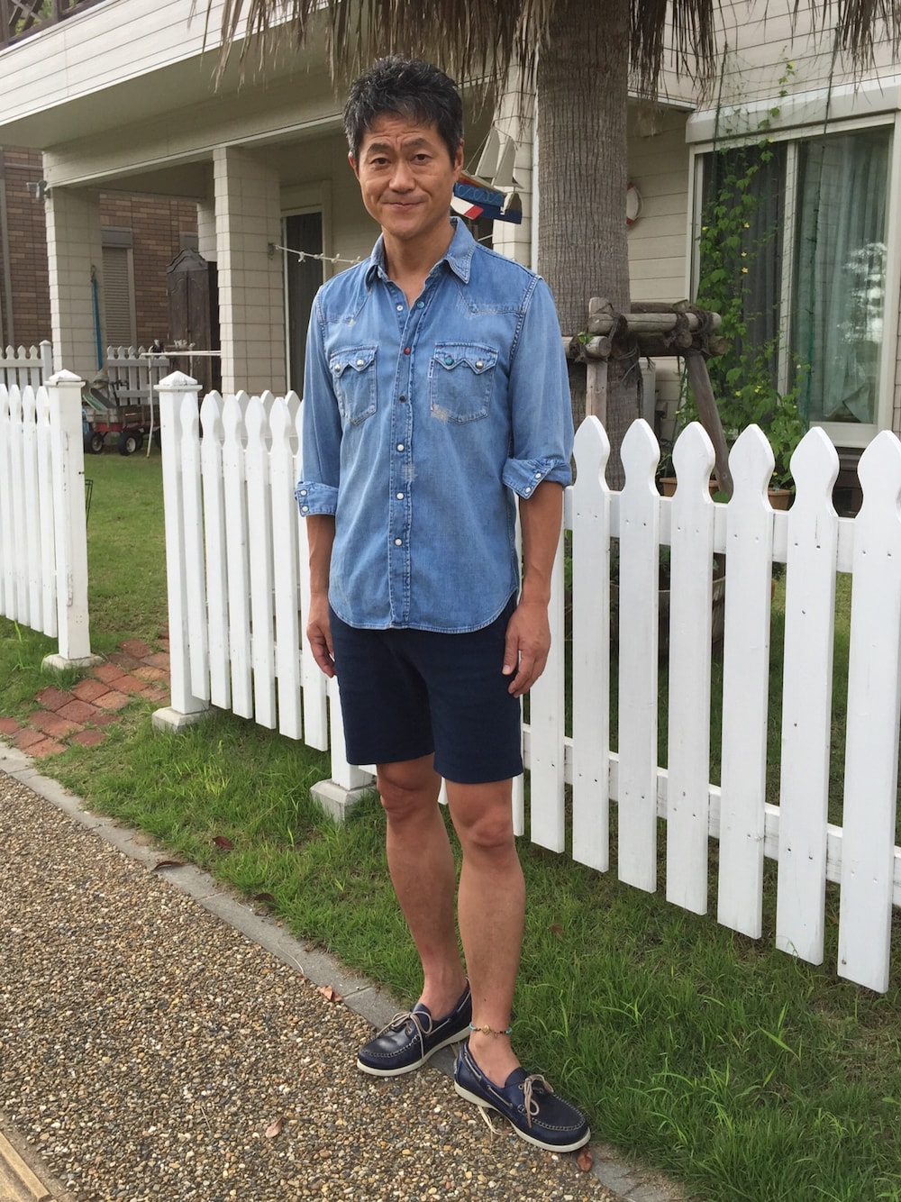 「ブルーブルー、デニムシャツ、Keisuke Ｏkunoya、短パン、マット、デッキシューズ、セバゴ、BLUE BLUE、sebago、アンクレット」｜「BLUE BLUEのアイテム（シャツ/ブラウス、ブルー系）」を使った、vmdlighthouseさん（メンズ・178cm）の夏コーディネートの1枚目の写真