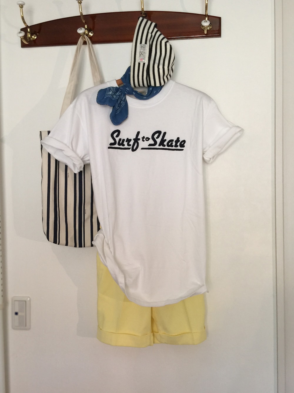「バンダナ、ビーニー、短パン、イラストT、The POOL AOYAMA、goodwear、TAILGATE、rugged factory、Keisuke Ｏkunoya、Keisukeokunoya」｜「Keisuke okunoyaのコーデュロイのショートパンツ（その他パンツ、イエロー系）」を使った、vmdlighthouseさん（メンズ・178cm）の夏コーディネートの1枚目の写真