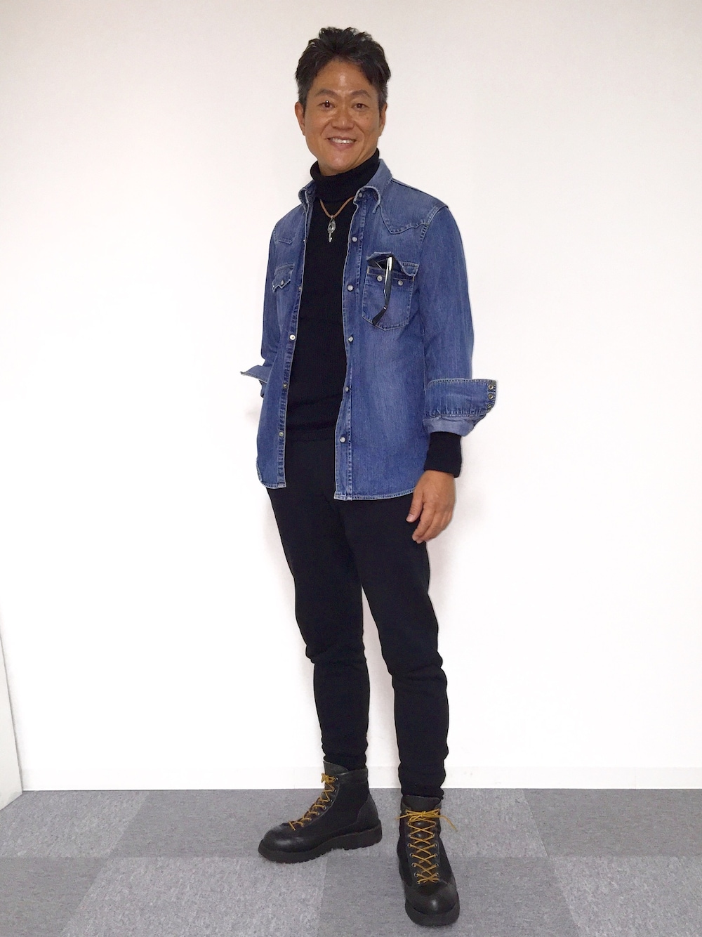 「Keisuke Ｏkunoya、短パン、短パン社長、LEE、BEAMS、スウェットパンツ、ダナー、レイバン、Danner、RAYBAN」｜「Lee×Beamsのアイテム（シャツ/ブラウス、ブルー系）」を使った、vmdlighthouseさん（メンズ・178cm）の秋コーディネートの1枚目の写真