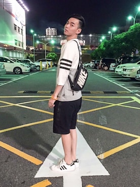 「NIKE(ナイキ)のアイテム(ショルダーバッグ)」を使った、劉宗榮さん(メンズ・180cm)の秋コーディネート