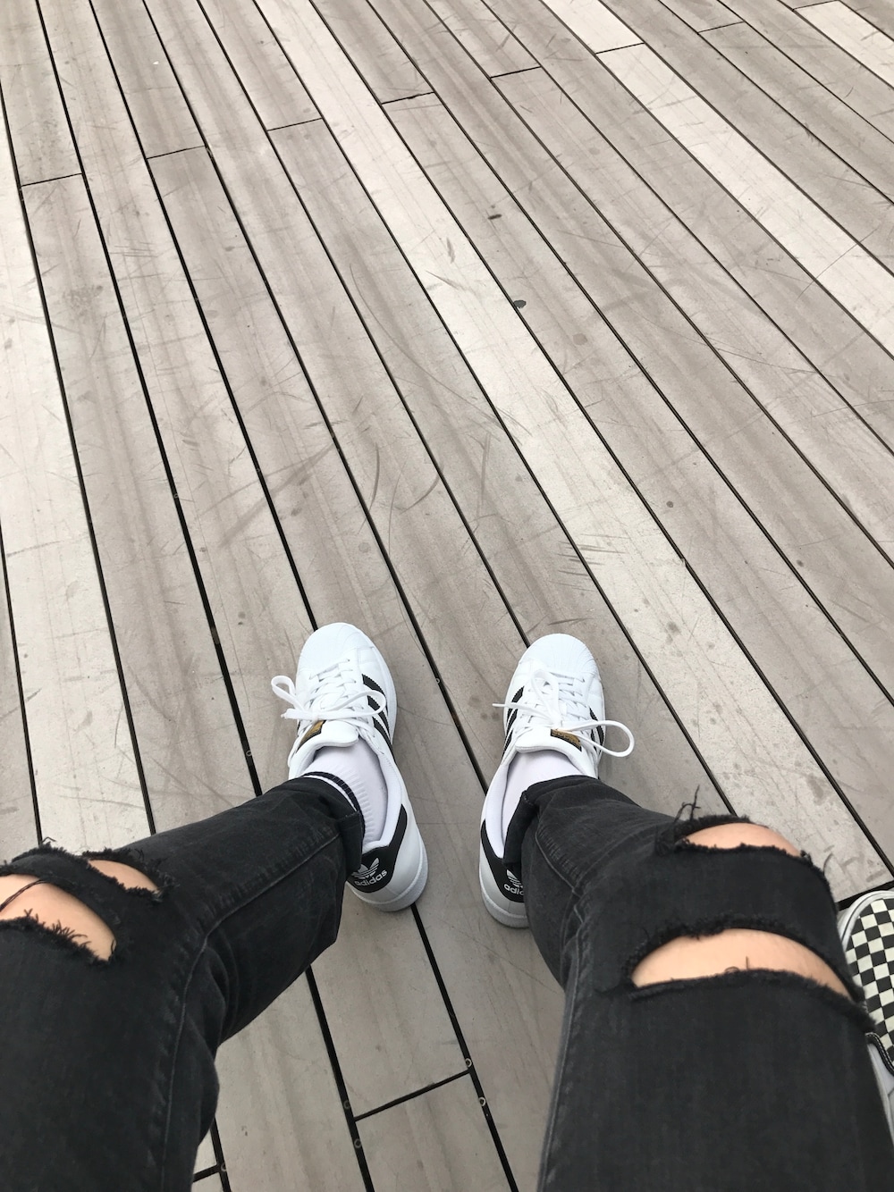「WHO.A.U、STYLE、ootd、adidas、ＨＭ」｜「adidasのアイテム（スニーカー、ホワイト系）」を使った、Kody Tsangさん（メンズ・173cm）の冬コーディネートの1枚目の写真
