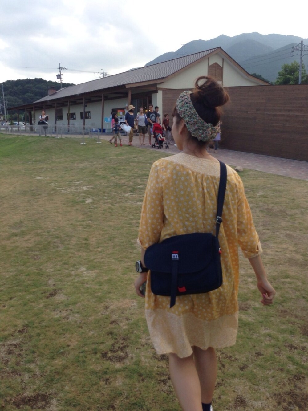 「お団子ヘアー」｜「marimekkoのmarimekko / magneettilaukkuショルダーバッグ（ショルダーバッグ、ブルー系）」を使った、kaoru*‥さん（レディース・158cm）の春コーディネートの1枚目の写真