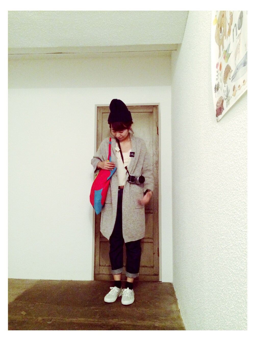「カメラ、カメラ女子、SUPERGA、ロングカーディガン、marimekko、ニット帽」｜「ADAM ET ROPE'の【SUPERGA】別注TERRY（スニーカー、グレー系）」を使った、kaoru*‥さん（レディース・158cm）の秋コーディネートの1枚目の写真