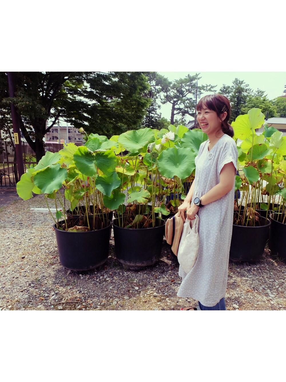 「ワンピース、mature ha、mina perhonen、ワンピース×デニム、ブローチ」｜「studio CLIPのレーヨンドットプリント半袖ワンピース（ワンピース、グレー系）」を使った、kaoru*‥さん（レディース・158cm）の夏コーディネートの1枚目の写真
