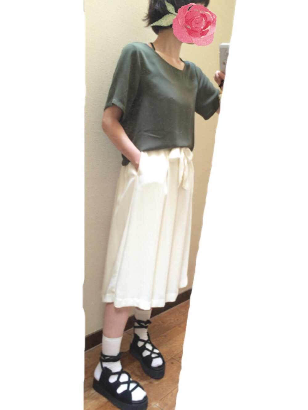 グリーン系のTシャツ/カットソー、ホワイト系のその他パンツ、ブラック系のサンダルを着用したレディースの夏コーディネートの1枚目の写真