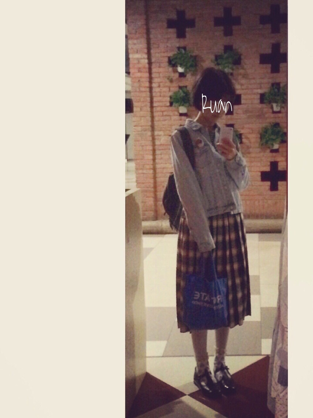 「PULL&BEARのアイテム（デニムジャケット、ブルー系）」を使った、AmberRUANさん（レディース・160cm）の秋コーディネートの1枚目の写真
