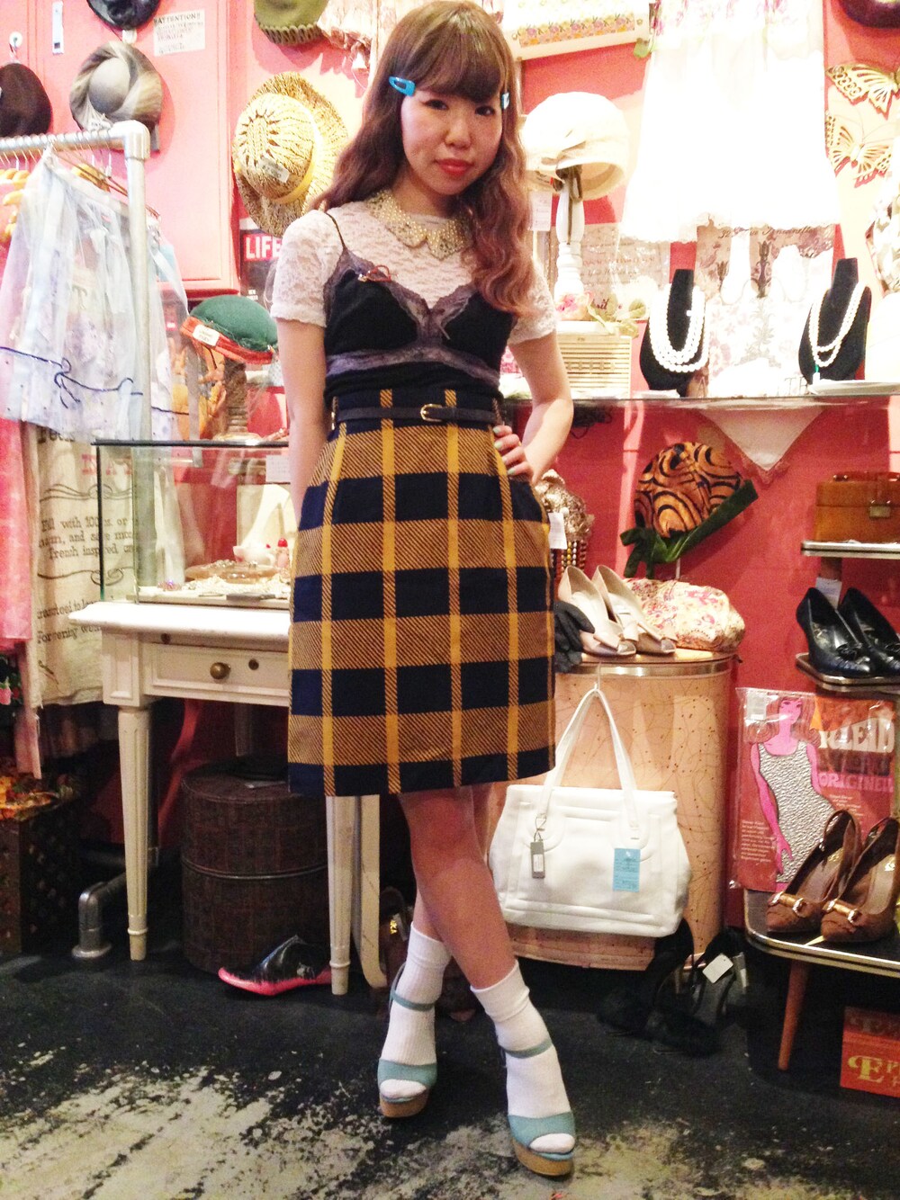 「古着、タイトスカート、vintage、レース、ランジェリー、ハイウェスト、白 ソックス、襟、ヘアピン、サンダル ウェッジソール」｜「VINTAGE パールビーズ付襟（アクセサリー、ホワイト系）」を使った、G2?さん（レディース・151cm）の春コーディネートの1枚目の写真