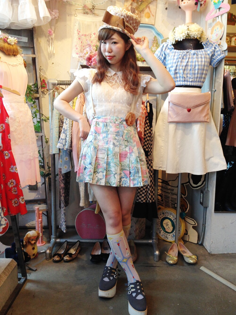 「古着、レイヤード、vintage、サスペンダー、リボン、レース、帽子、花柄 スカート、 付襟、 厚底」｜「VINTAGE リボン付ストローハット（帽子、ブラウン系）」を使った、G2?さん（レディース・151cm）の春コーディネートの1枚目の写真