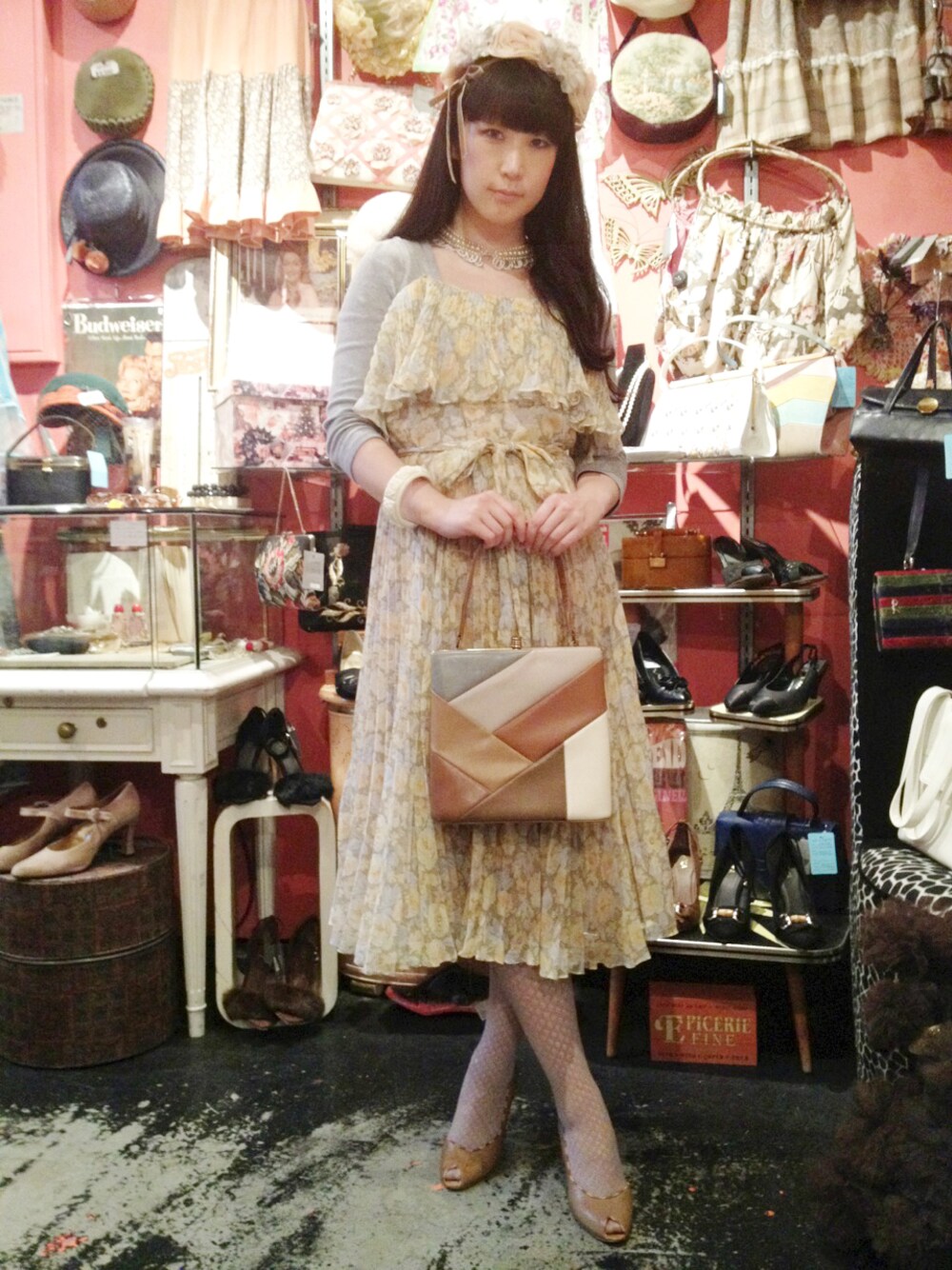 「古着、フラワー、レザー、vintage、パール、ヘッドアクセ、つけ襟、春、花柄ワンピース」｜「ＶＩＮＴＡＧＥ　フラワーヘッドドレス（その他ヘアアクセサリー、ピンク系）」を使った、G2?さん（レディース・159cm）の春コーディネートの1枚目の写真
