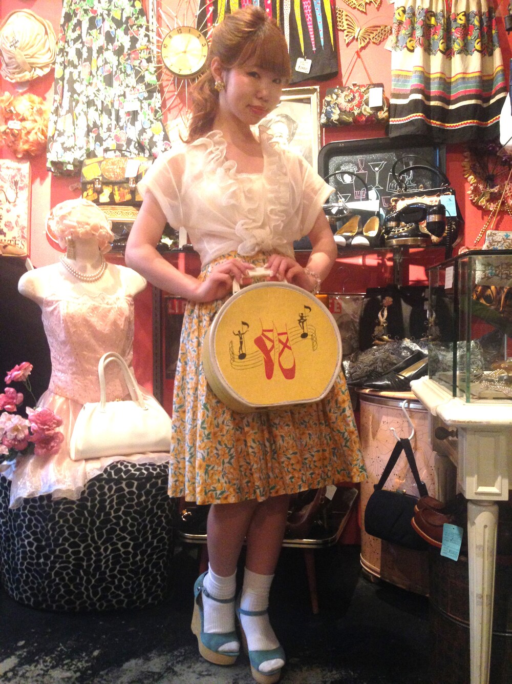 「古着、ブラウス、vintage、花柄、フリル、白ソックス、ウエッジソール、透け感、50's、ミディ丈スカート」｜「VINTAGE BOX BAG（ハンドバッグ、イエロー系）」を使った、G2?さん（レディース・151cm）の夏コーディネートの1枚目の写真