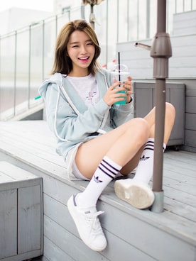 「chuu（チュー）のアイテム（パーカー）」を使った、츄さん（レディース・164cm）の春コーディネート