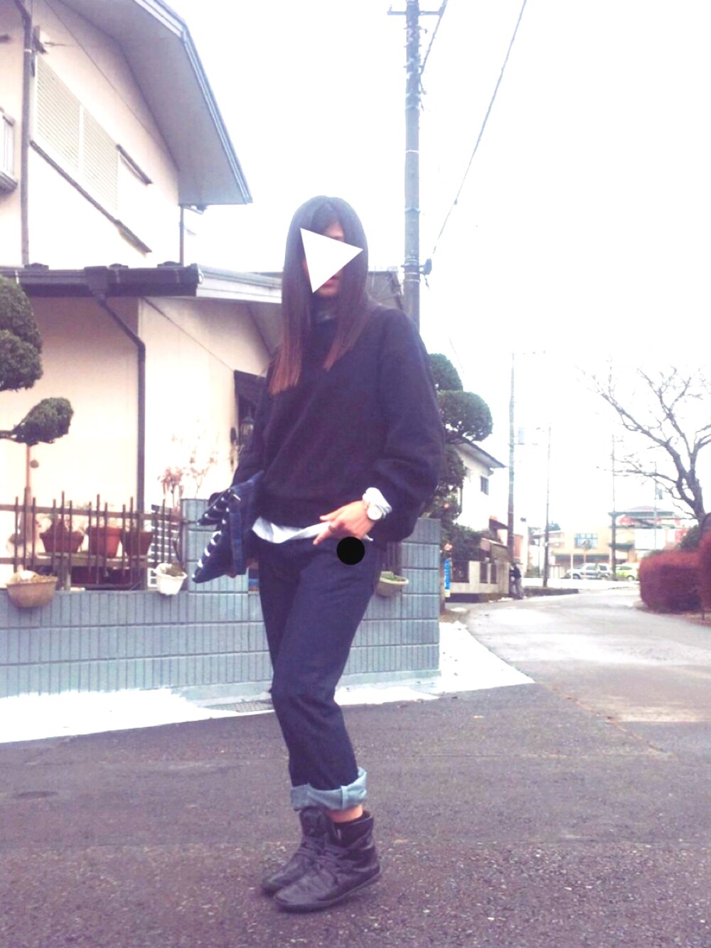 ブラック系のデニムパンツ、ブラック系のブーツ、ホワイト系のトップスを着用したレディースの秋コーディネートの1枚目の写真