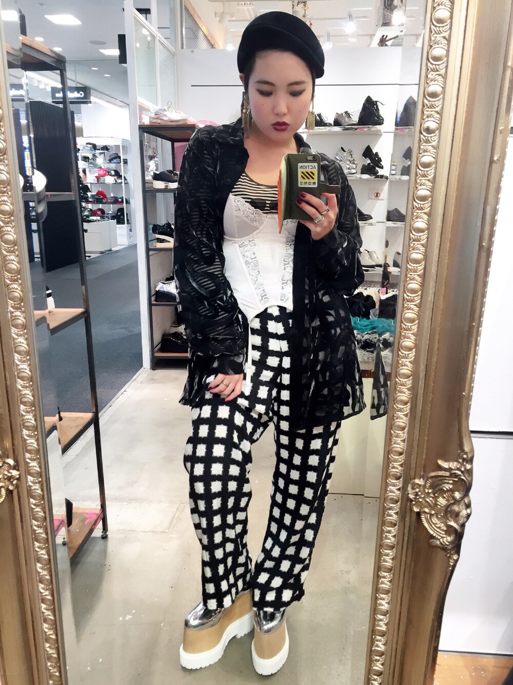 ブラック系のシャツ/ブラウス、グレー系のその他トップス、ブラック系のその他パンツを着用したレディースの秋コーディネートの1枚目の写真