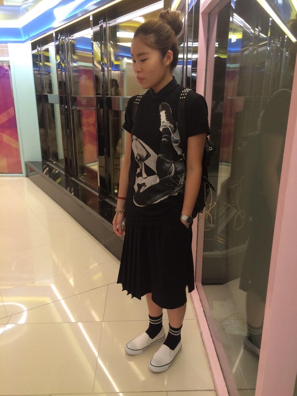 「GIVENCHYのGivenchy Basketball-Player Printed Tee, Black（Tシャツ/カットソー、ブラック系）」を使った、YEEHOXX さん（レディース・170cm）の夏コーディネートの1枚目の写真