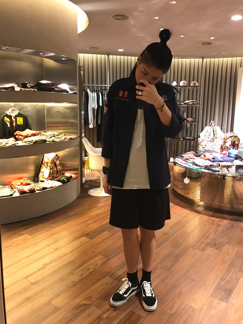 「HYSTERIC GLAMOURのアイテム（シャツ/ブラウス、ブルー系）」を使った、YEEHOXX さん（レディース・170cm）の秋コーディネートの1枚目の写真