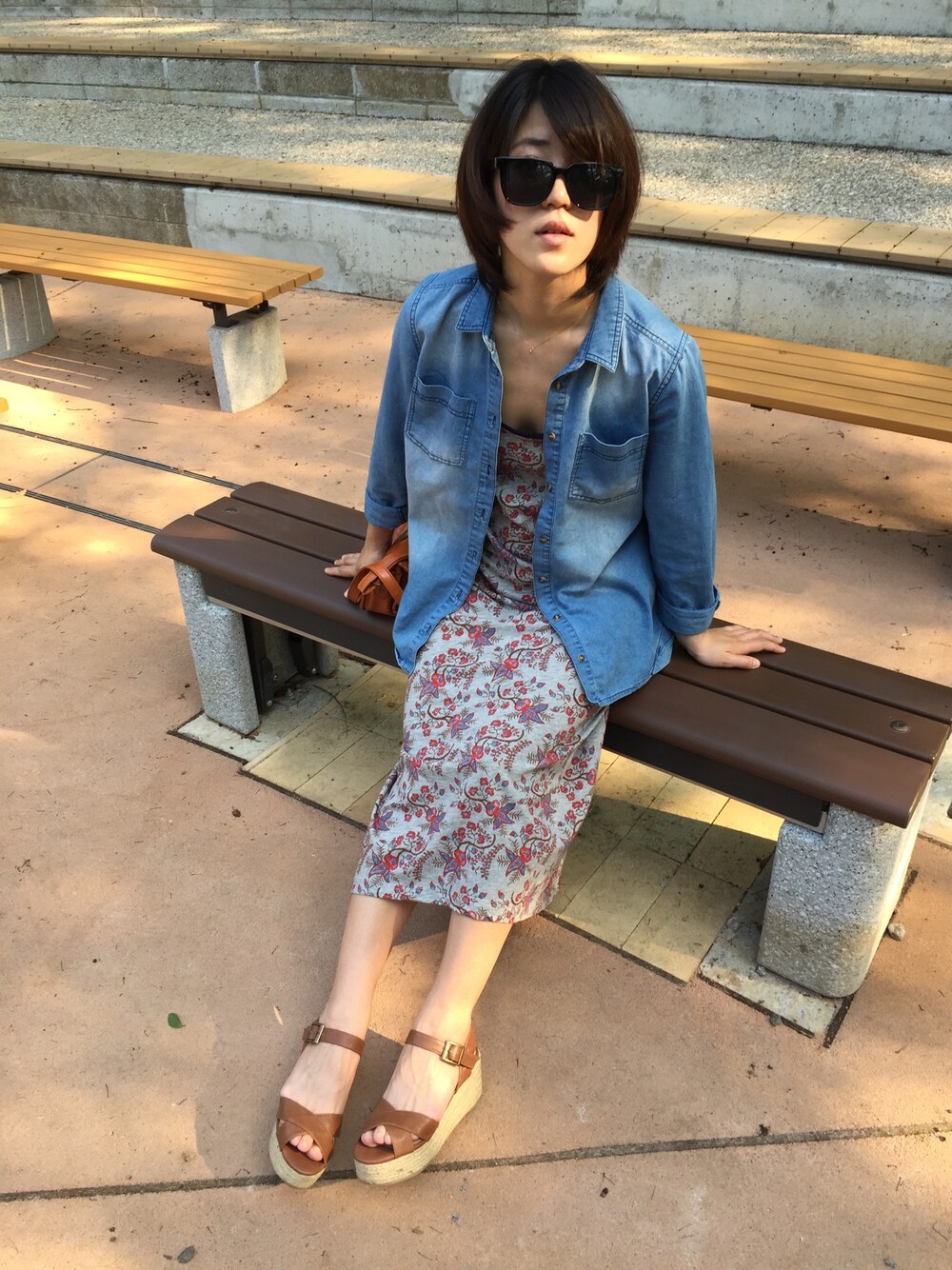 「ユニクロ、ワンピース、タンガリーシャツ、サンダル、サングラス、サングラススタイル、夏コーデ」｜「UNIQLOのアイテム（ワンピース、グレー系）」を使った、mhさん（レディース・152cm）の春コーディネートの1枚目の写真