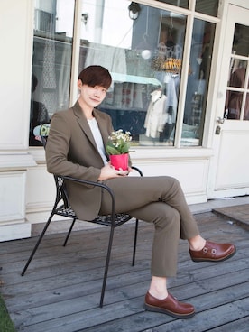 「khaki」｜「アイテム（スラックス）」を使った、ZAKIさん（メンズ・178cm）の秋コーディネート