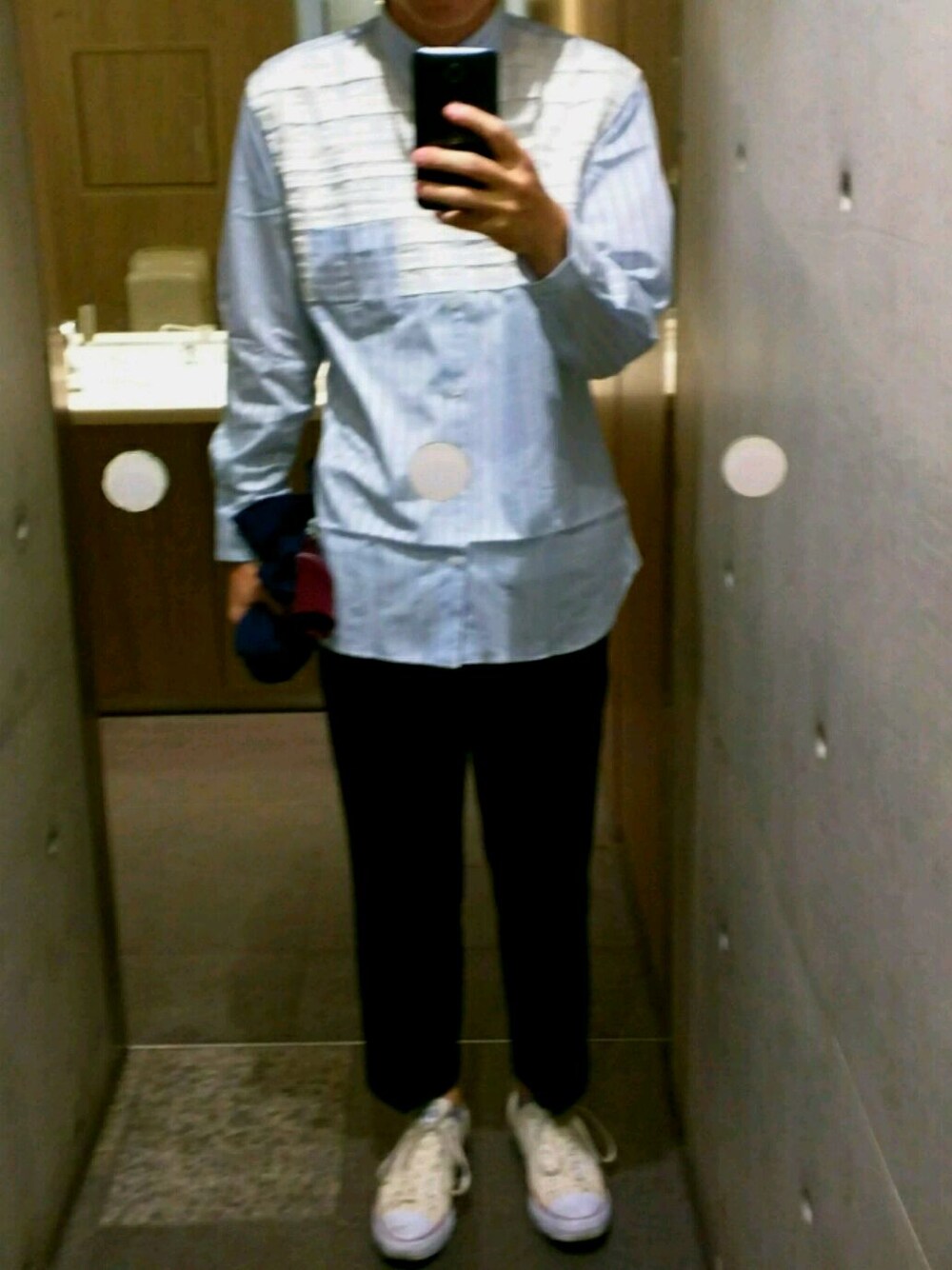 ブルー系のシャツ/ブラウス、ブルー系のスラックス、ベージュ系のスニーカーを着用したメンズの春コーディネートの1枚目の写真