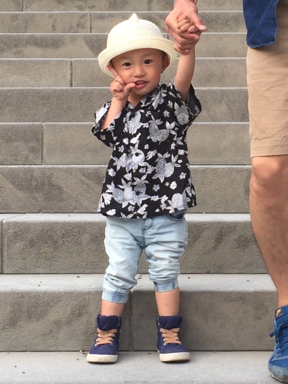「キッズファッション、kids、男の子、2歳、鎌倉、コムサ、おでかけコーデ、むぎわら帽子」｜「COMME CA ISMのアイテム（シャツ/ブラウス、ブラック系）」を使った、Rさん（キッズ・90cm）の夏コーディネートの1枚目の写真
